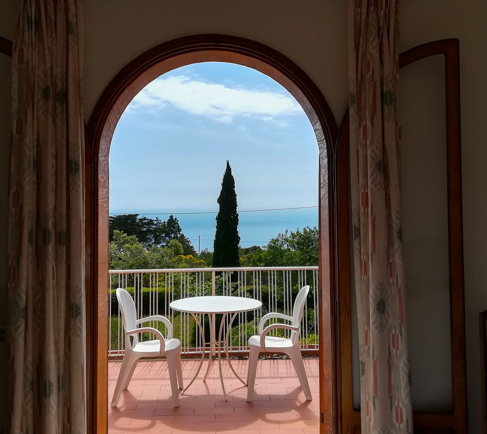 uno dei terrazzi con accesso da una camera matrimoniale