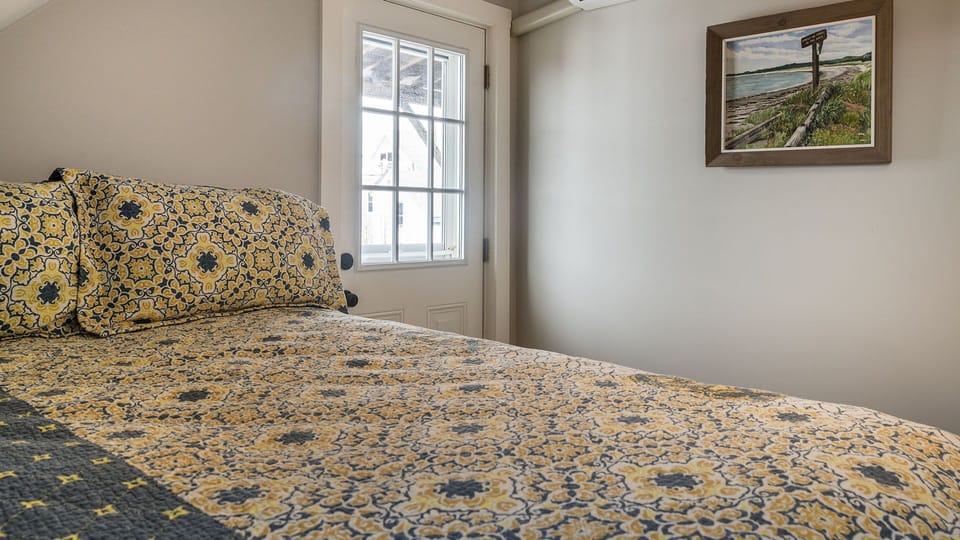 Back bedroom deck access ocean views