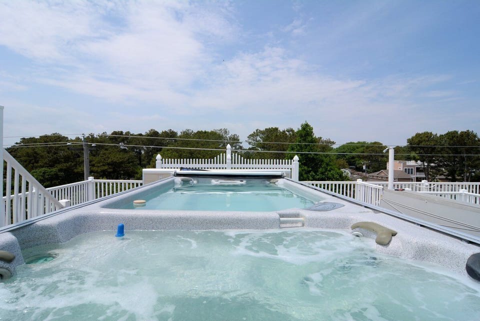 Roof top HEATED SALTWATER POOL and HOT TUB SPA with OCEAN VIEWS!