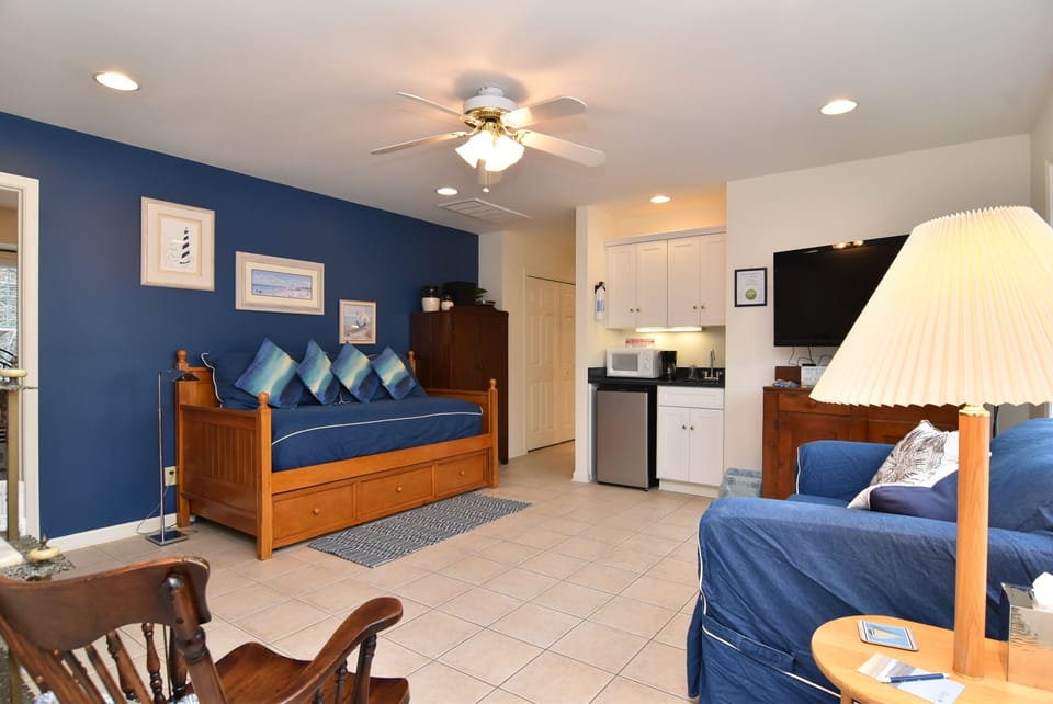 OCEAN VIEW BEDROOM/SITTING AREA with Daybed/Trundle, Wet Bar and ROKU TV!