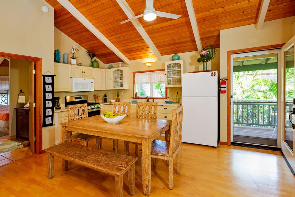 Kitchen/Dining Room, extra seating for 8
