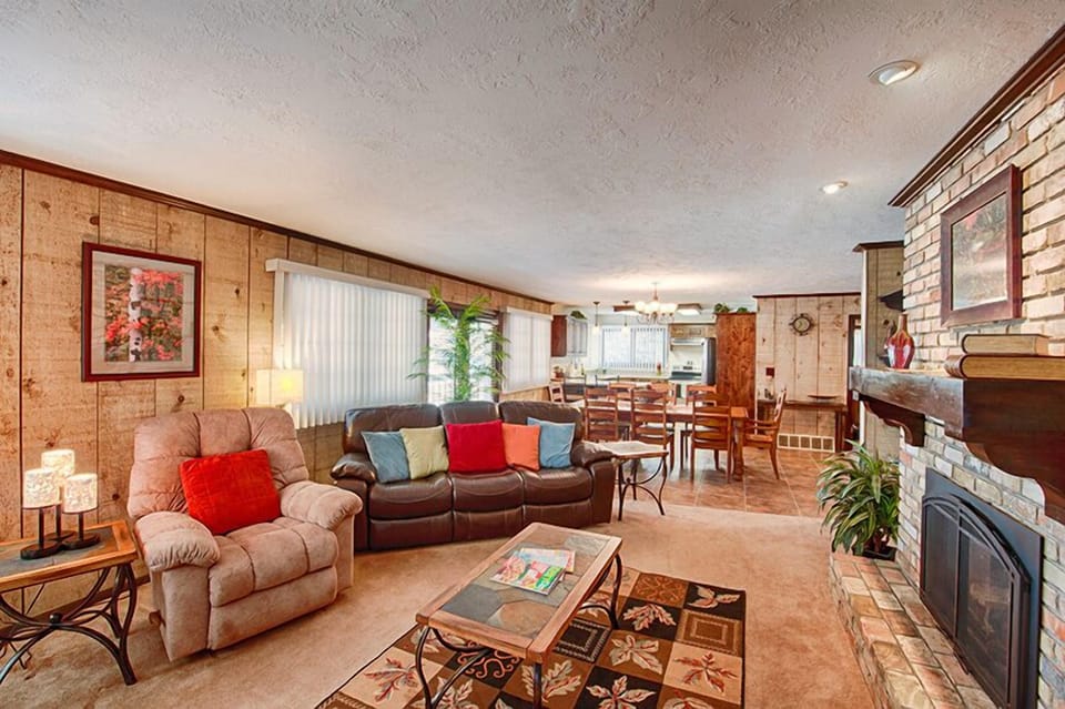 Open living/dining/kitchen