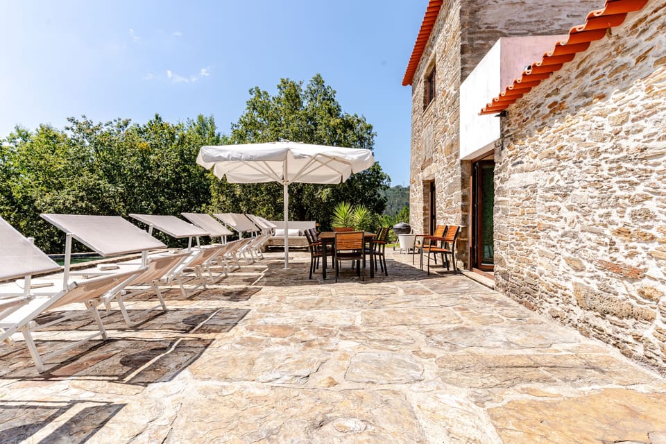 Private Villa with a Natural Pool Next to the Douro River Chalet in Porto District
