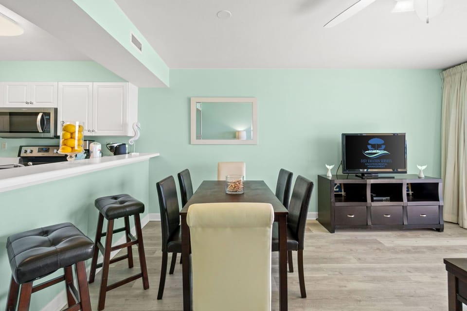 Dining Area - Table seats 6 - additional seating at kitchen counters