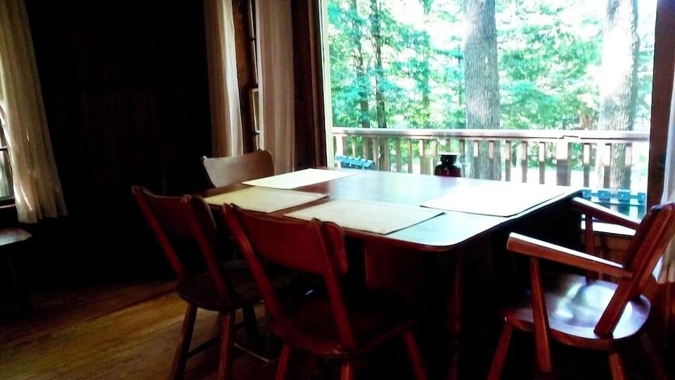 Dropleaf dining table seats six
