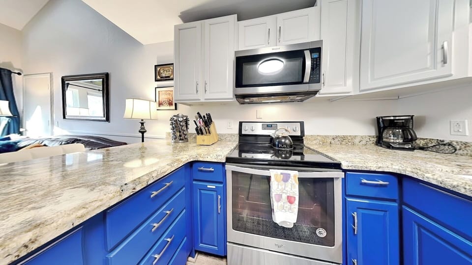 Full Kitchen with stainless steel appliances, granite counters, breakfast bar
