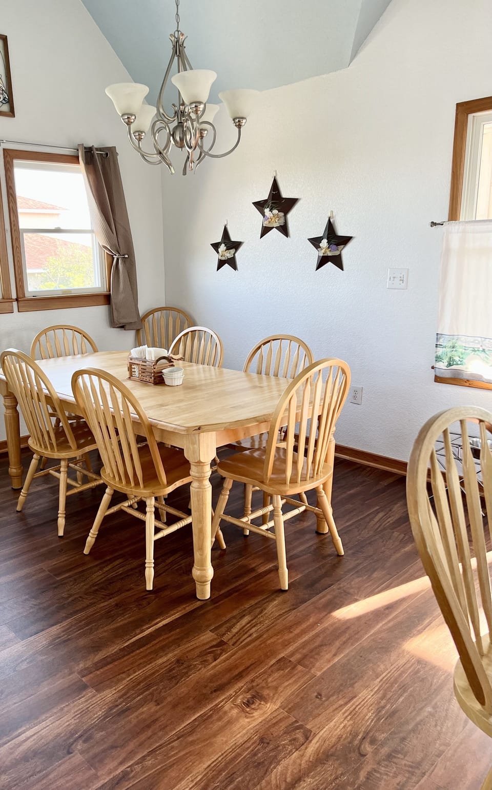 Seating for 8 (additional table and chairs for 4 in family room area)