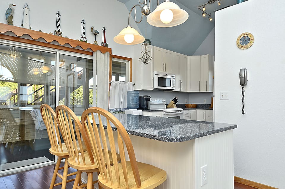 Kitchen island with quartz countertops