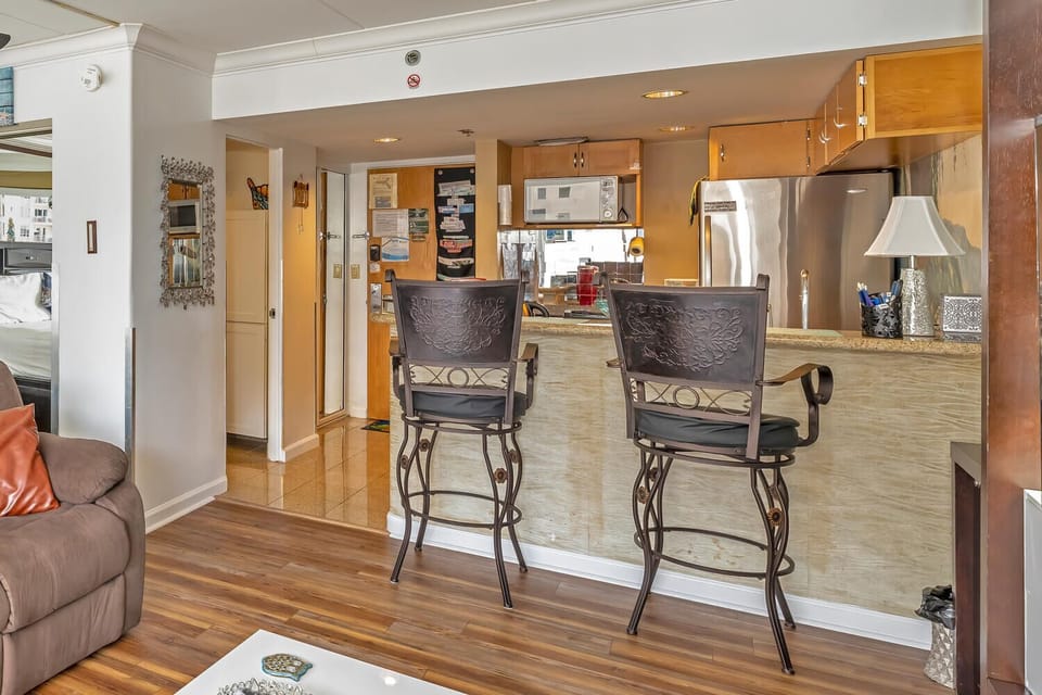 FULL WELL-EQUIPED KITCHEN