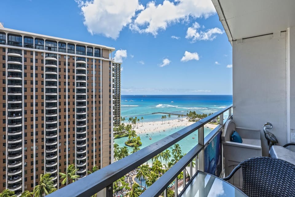 HILTON HAWAIIAN VILLAGE NEXT DOOR