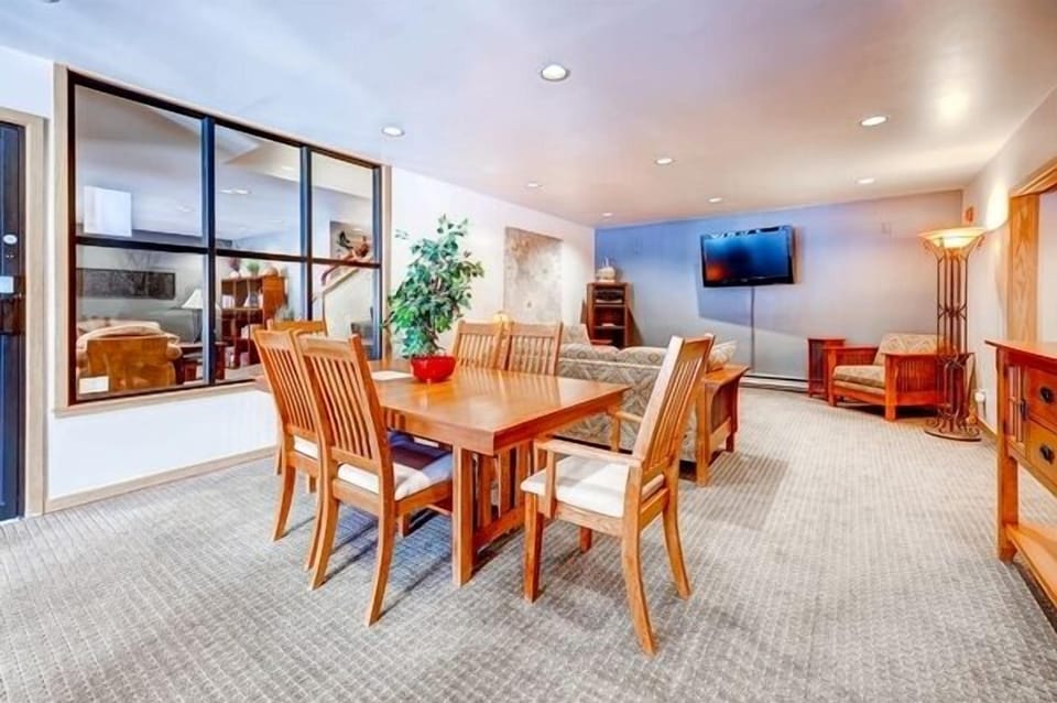 Common area with couches, TV, kitchenette and bathroom, wifi