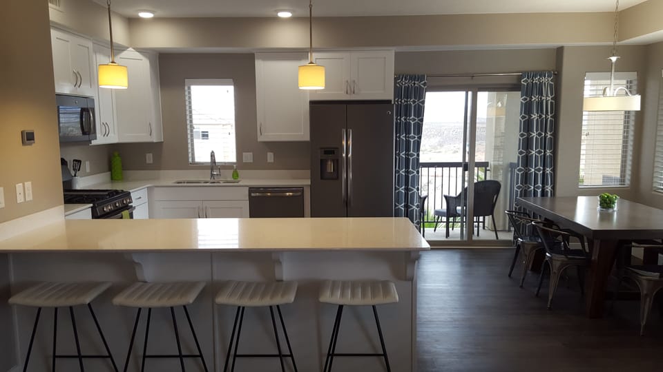 Kitchen & dining area