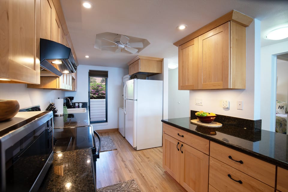 Lauloa 204 Kitchen