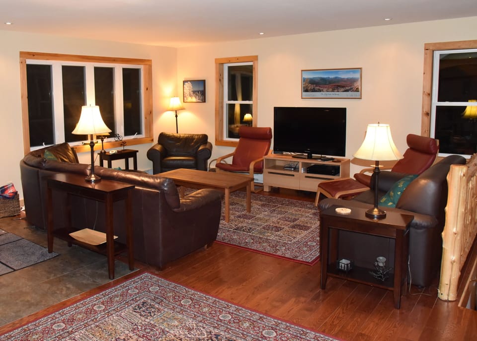 Plenty of room to gather after a day skiing, hiking, or shopping. Seating for 10