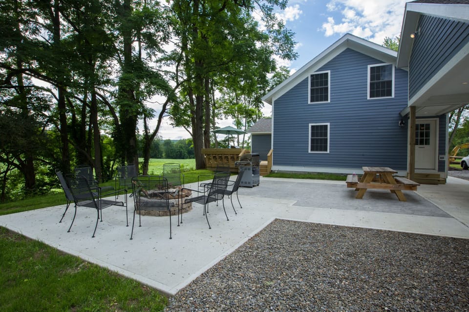 Fire pit with seating 
