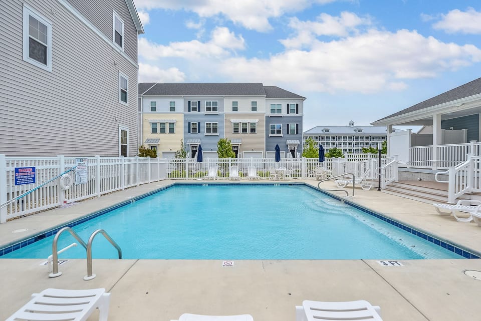 Community Pool house with shower/bathroom (Open from Memorial to Labor day)