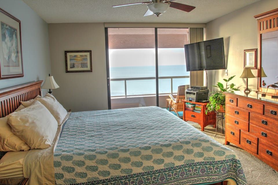 Bedroom - king size bed