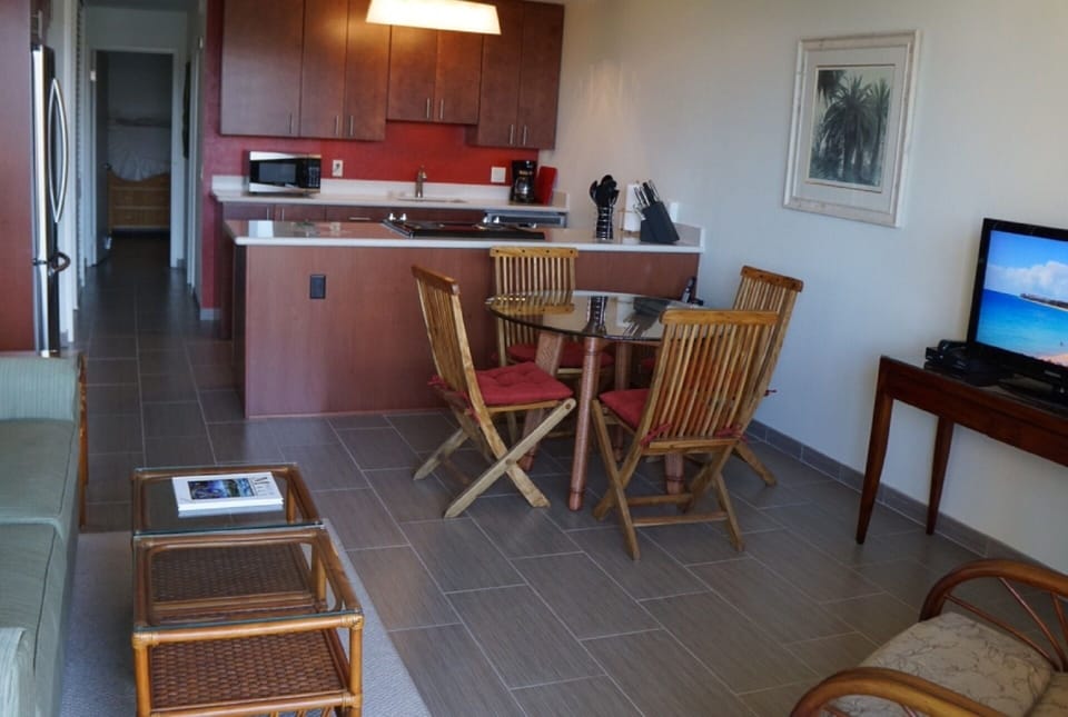 Dining area and kitchen are lovely. 