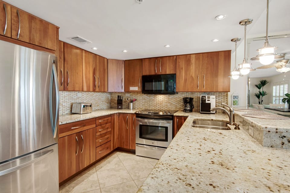Dining in a pleasure with fully equipped kitchen, quality cookware & utensils