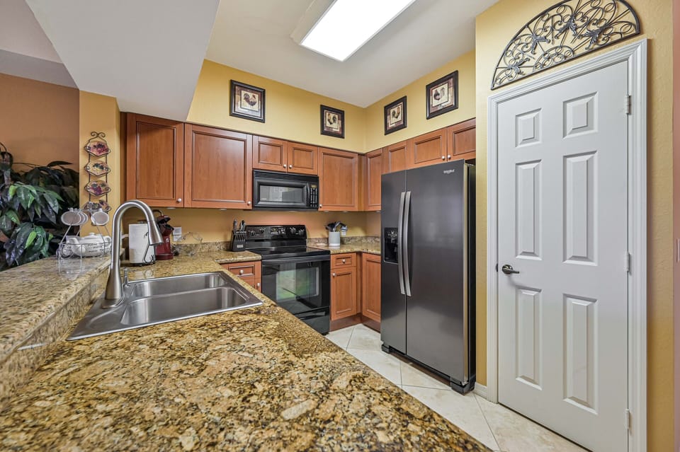 VI103 - Fully equipped kitchen with granite counter-tops.