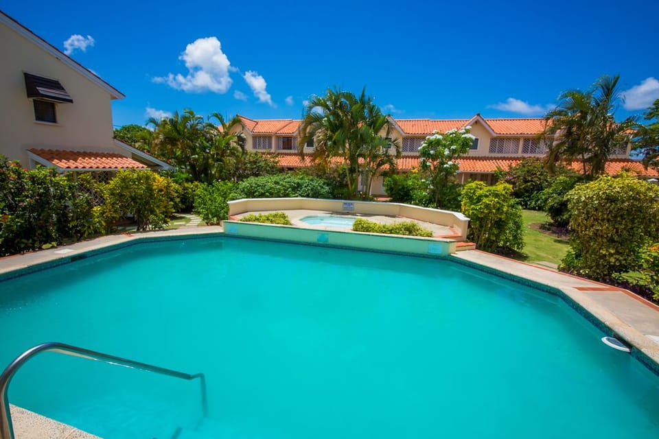 Pool and whirlpool