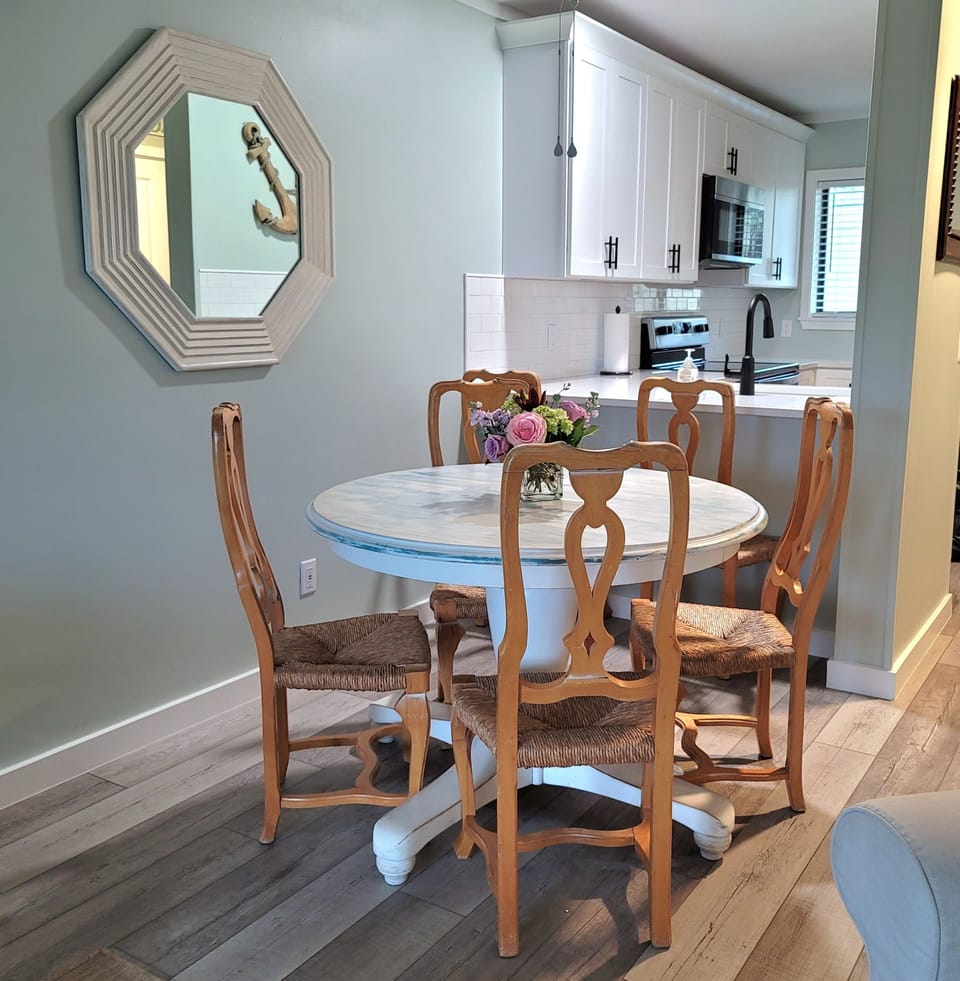 Dining Area with Seating for Six