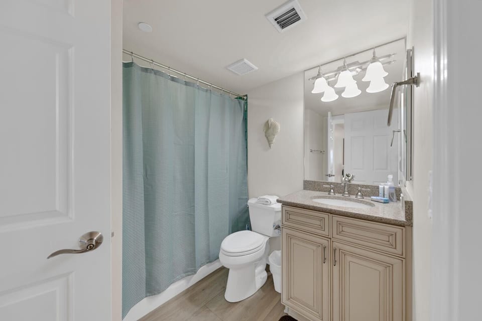Second bathroom - shower/tub combo - access from guest bedroom and hallway