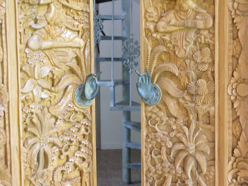 The entrance, wood carved doors
