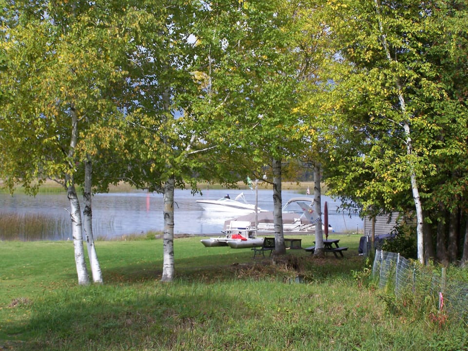 Nice big yard, fenced in on both sides-watch boats go by from deck!