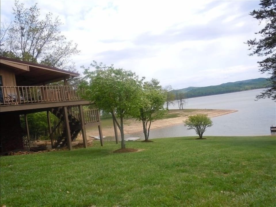 Overlooking the main chanell watch the mountains/fishing/sking from the deck.