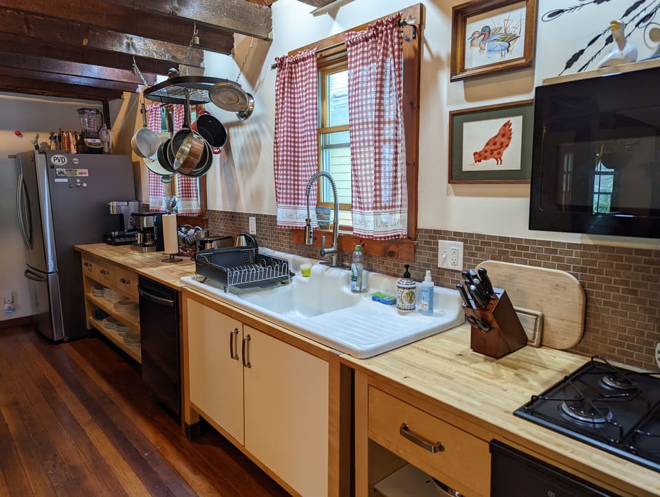 Gourmet kitchen, rustic, modern and fully equipped.