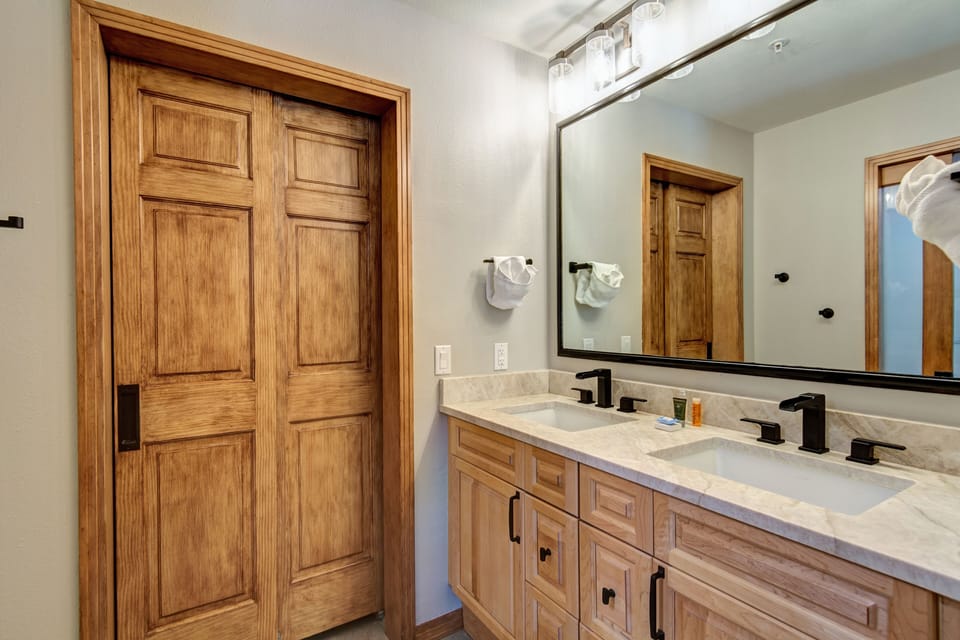 Double Vanity Waterfall sinks en suite Master Bathroom w/ Euro-Shower Rain Room