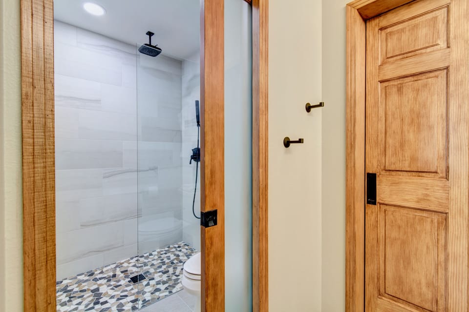 X-Tall showers (I'm 6'6"/2m) with "Unlimited Always-Hot" water. Good for groups.