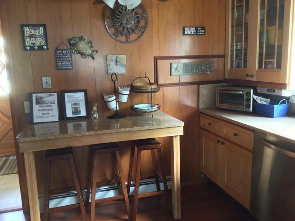 Kitchen with bar eating for 4