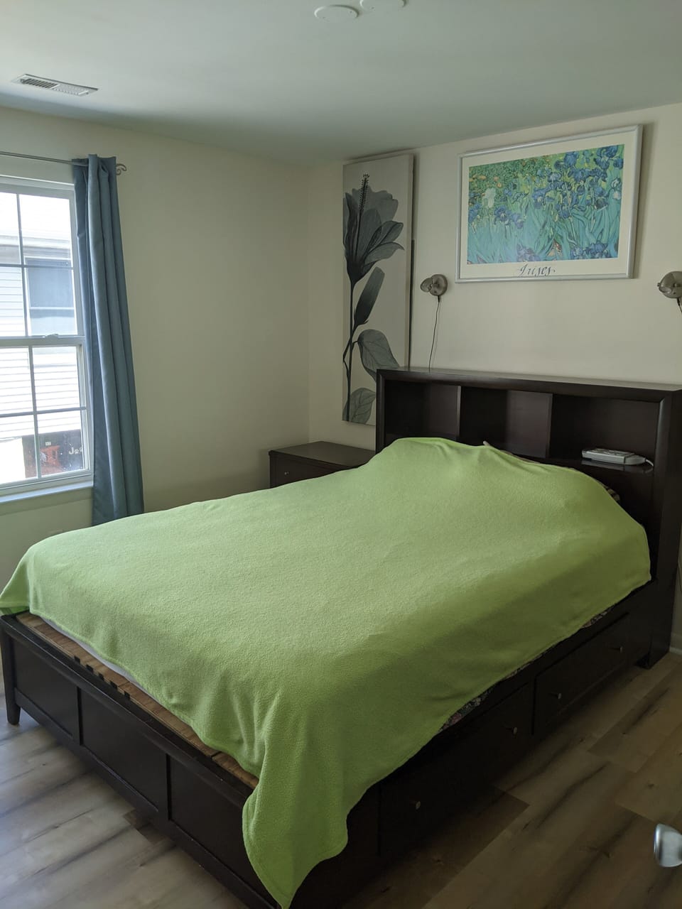 Master bedroom with queen size bed