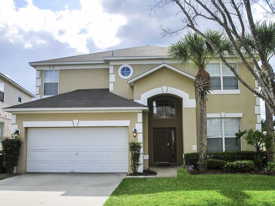 Beautiful 8 bedroom, 4.5 bath villa
