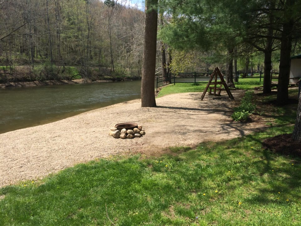Riverlanding with firepit and Swing