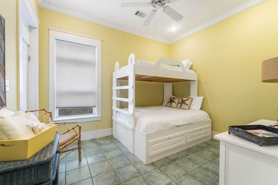 1st floor children's bunk room Twin / Full