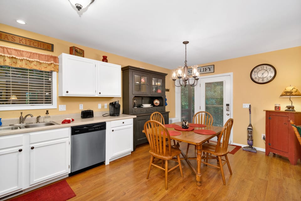 Eat-in kitchen 