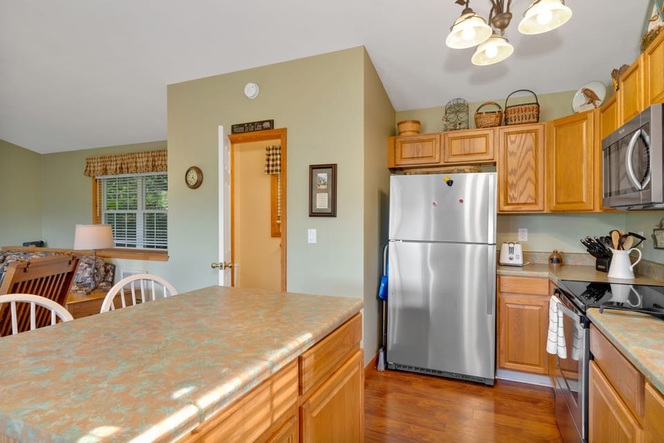 SS appliances and fully stocked kitchen to cook those great mountains meals.  