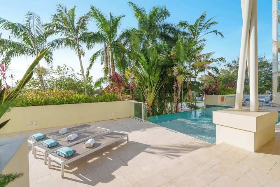 There are lots of Chaise Lounges