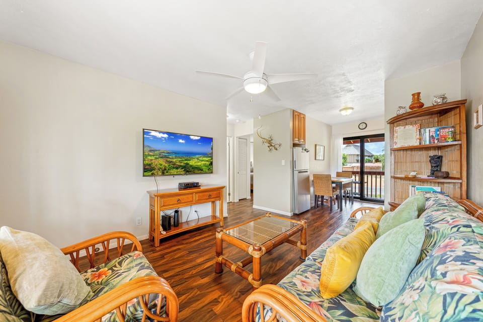 Tropical living area with cable TV