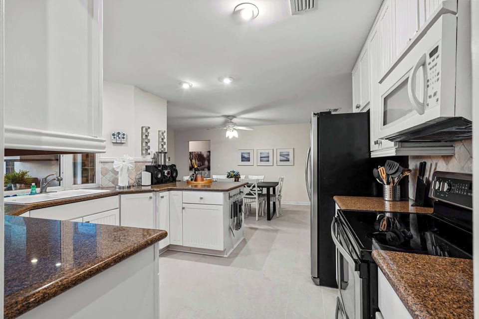 There is easy access to the diningroom from the kitchen.