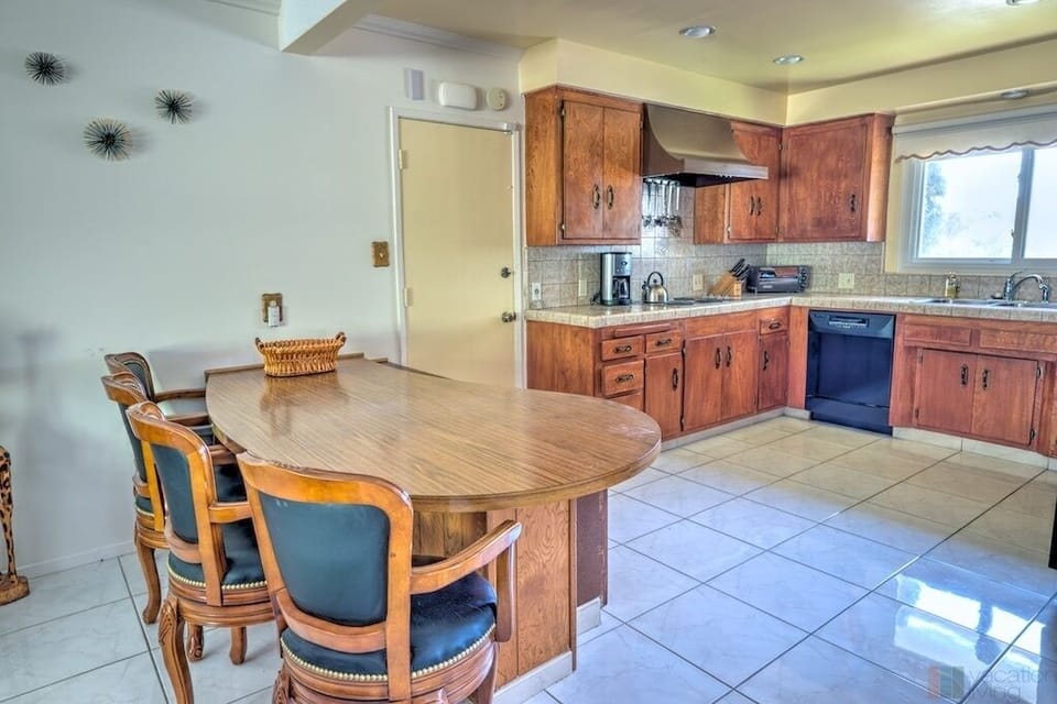 Seating area in kitchen, next to family room
