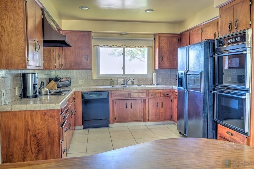 Full kitchen
