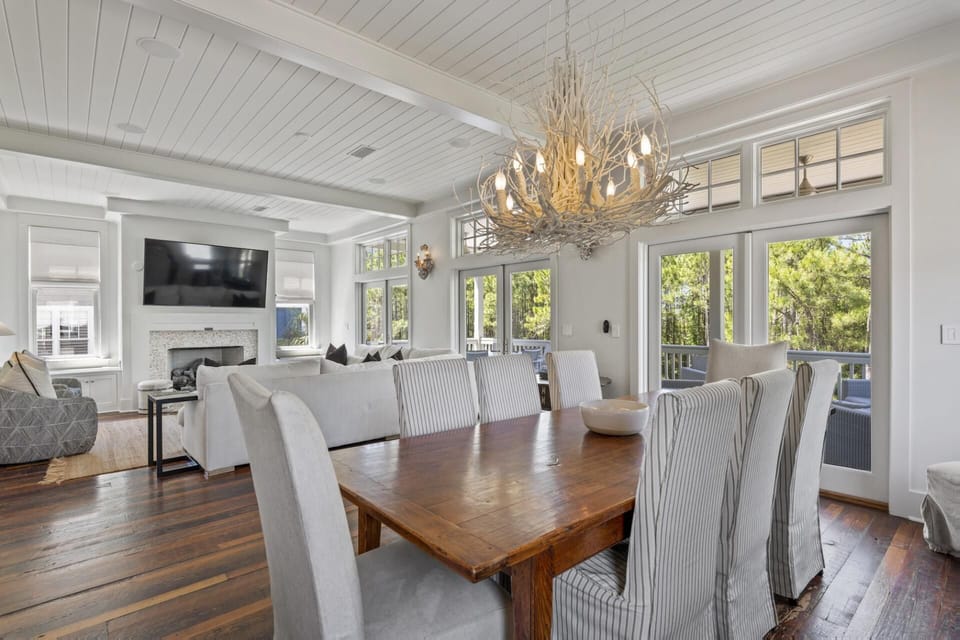 Second Floor: Dining Area