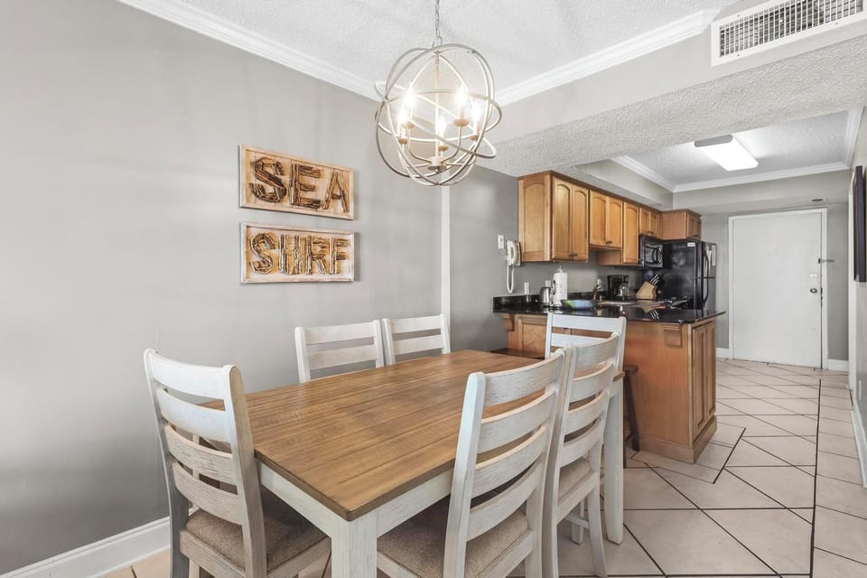 Dining Area - The dining area features a table with seating for 6. Additional seats for guests are offered at the adjacent bar.