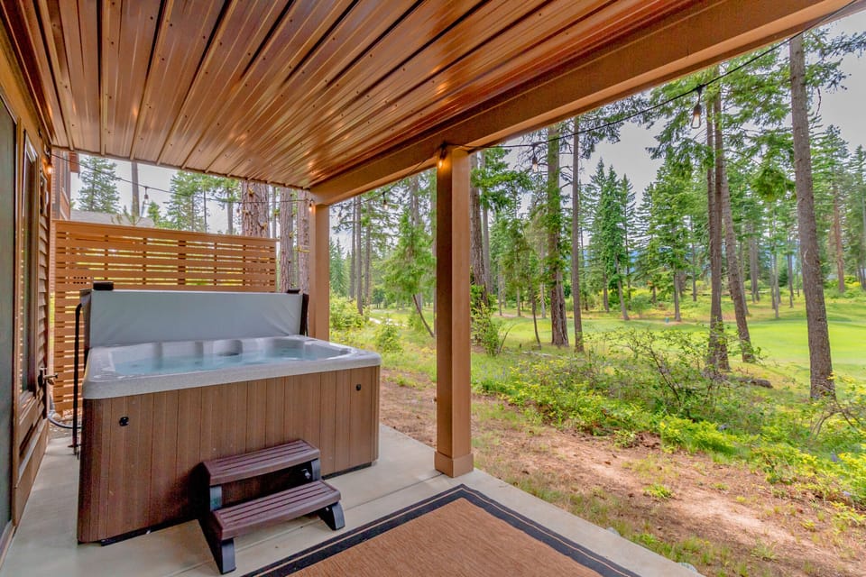 Cedar Crest Lodge in Suncadia - Private Hot Tub just outside the lower floor bonus room
