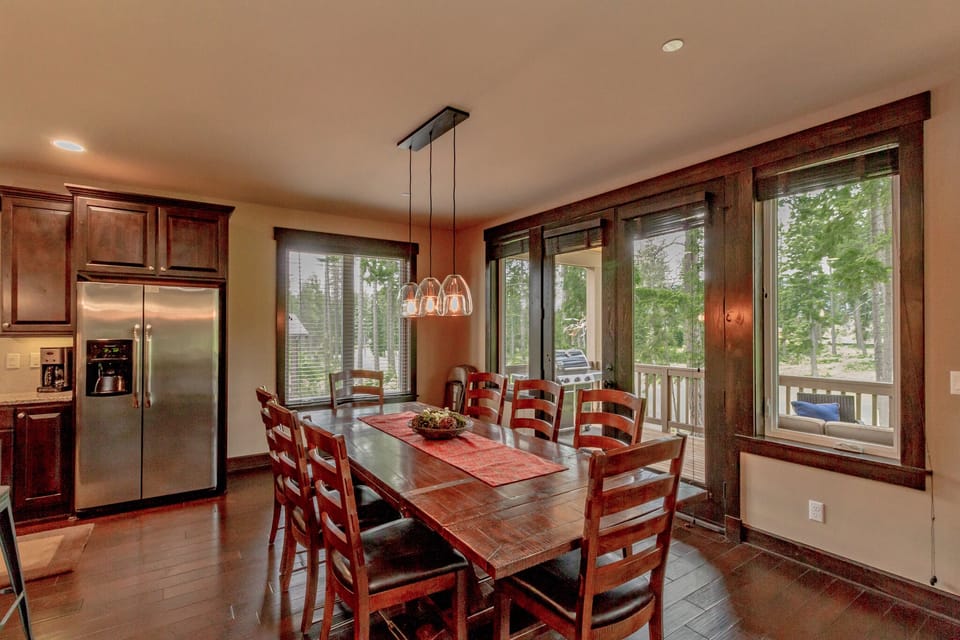 Cedar Crest Lodge in Suncadia - Large dining table for 8 with an additional 4 at the kitchen bar
