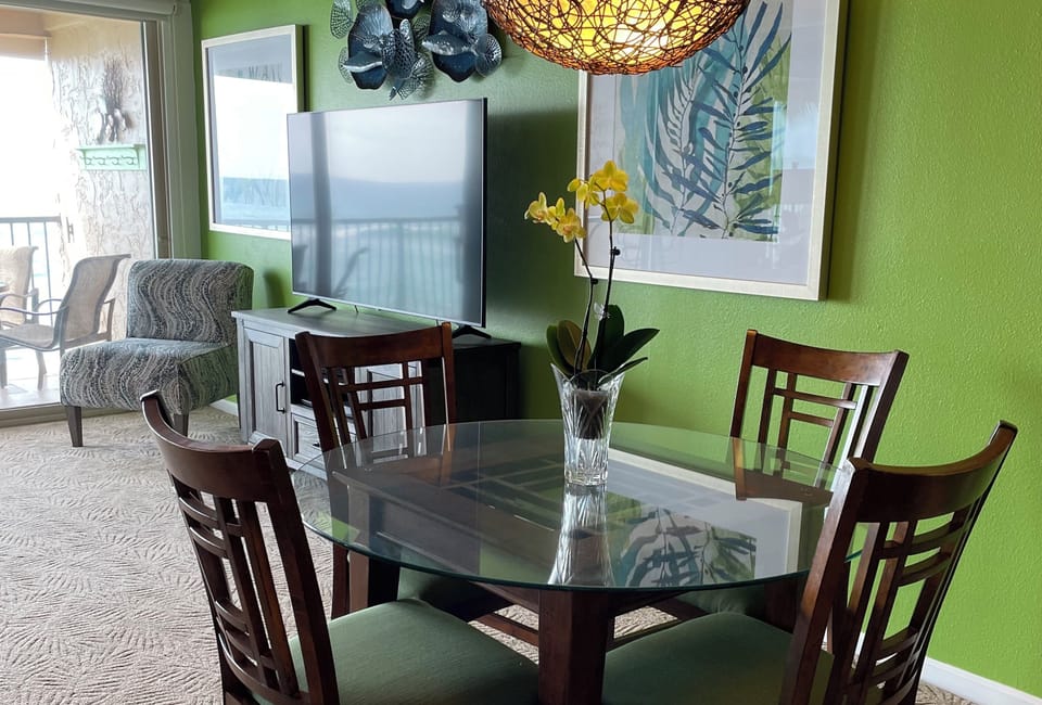 Separate dining area between Living Room and Kitchen.